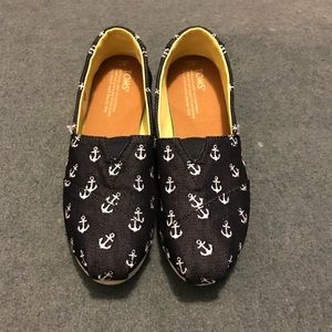 New without tags Dark Navy anchor TOMS